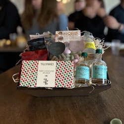 Tillykke gavekurv med Gin og chokolade