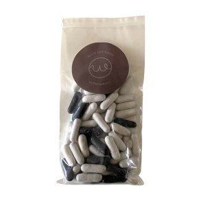 Lakrids - Black 'n' White lakrids i pose