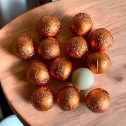 Fyldt chokoladekugle med appelsin