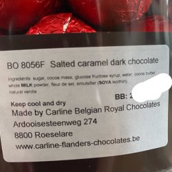  Chokolade: M�rk chokoladekugle med saltkaramel i r�dt papir