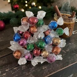 L�kkert juleslik og fyldte chokoladekugler: Stemningsfuldt s�sonbillede af de farvestr�lende Weibel pralin�-kugler, fotograferet t�t p� under de lune lysk�der i juleudstillingen
