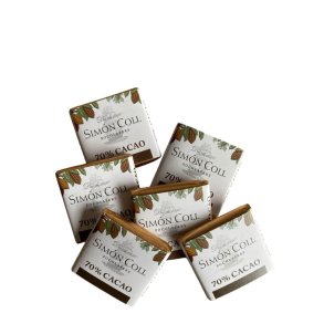 Simon Coll caf� chokolade m�rk 70% p� 5g: Flot samling af de firkantede og enkeltvis indpakkede luksuschokolader, pr�senteret fritlagt i en lille stak p� en ren, lys baggrund.