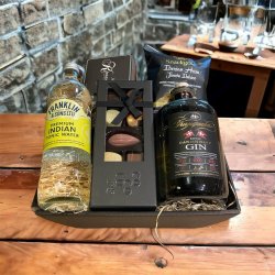 Danish Navy gin gavekurv med chokolade og chips