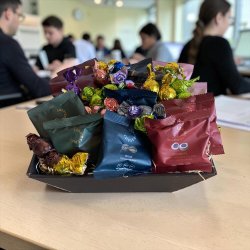 Eksklusiv firma-gavekurv med Cocoture dele-chokolade og Lakridseriet