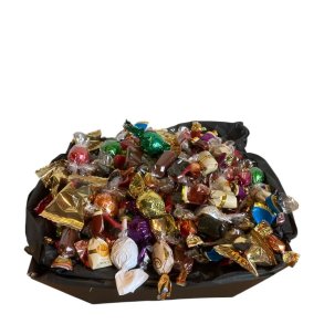 Gavekurv med gourmetkarameller og chokolade: Flot og righoldig gavesammens�tning i cellofan, sp�kket med rige konfekture�sker fra Cocoture, bl�de toffee-stykker og mundret luksus slik.