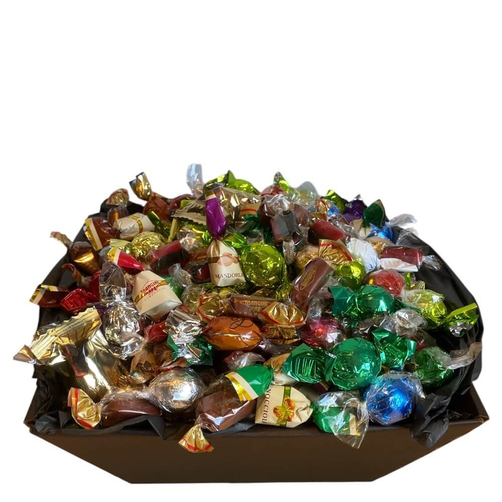 Gavekurv med luksuschokoladekugler og gourmetkarameller: Overd�dig og pr�sentabel delekurv i cellofan, sp�kket med rige konfekture�sker fra Cocoture, bl�de toffee-stykker og mundret luksus slik.