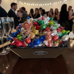 Stor chokoladeblanding til kontoret, receptioner eller fester: Indbydende og t�t produktbillede af det rige 2 kg chokolademix, fotograferet st�ende indend�rs i butikkens udstilling under lune lysk�der.
