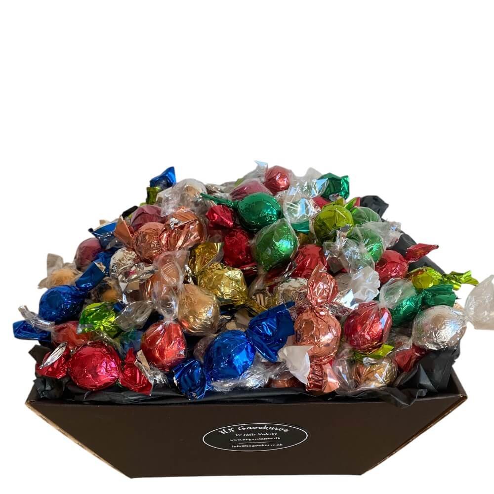 Gavekurv med 1 kg Cocoture og 1 kg Weibel pralinee kugler: En enorm og farvestr�lende 2 kg chokoladesamling af enkeltvis indpakkede luksuskugler i skinnende, kul�rt folie, pr�senteret fritlagt.