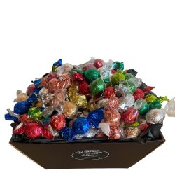Gavekurv med 1 kg Cocoture og 1 kg Weibel pralinee kugler: En enorm og farvestr�lende 2 kg chokoladesamling af enkeltvis indpakkede luksuskugler i skinnende, kul�rt folie, pr�senteret fritlagt.