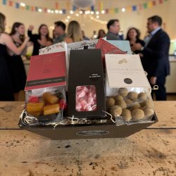  Gavekurv: Stor slikkurv med Lakridseriet Stavanger og soft bites