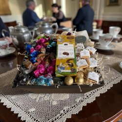 Gavekurv: Luksus slikkurv med Lady biscuits og Cocoture under 300 kr.