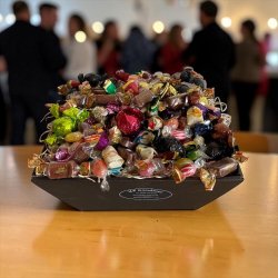  Gavekurv: Delevenlig kurv med enkeltvis indpakket slik 1,2kg