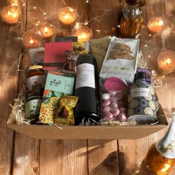 Gavekurv med eksklusive delikatesser-vin og lkkerier