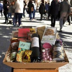 Gavekurv med eksklusive delikatesser-vin og lkkerier