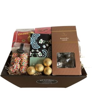 Gavekurv med kaffe og slik: Pr�sentabel og flot anrettet gavehilsen i cellofan sp�kket med Columbia kaffe, Amatller chokoladeblomster, Cocoture chokoladeplade og Weibel lakridskarameller p� tr�uld.