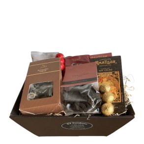 Gavekurv med lakrids og chokolade: Flot anrettet gavehilsen i cellofan sp�kket med to store Amatller chokoladeplader, Lakridseriet Hamborg, Stavanger og bl�de Weibel lakridskarameller p� tr�uld