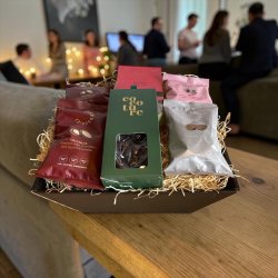 Gavekurv med Lakridseriet lakrids chokolade og Cocoture slik