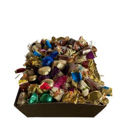 Gavekurv med chokolade og slik: Pr�sentabel, lille og delevenlig slikkurv i cellofan sp�kket med 250g Cocoture chokoladekugler, guldindpakkede chokoladehjerter og seje toffee bidder p� tr�uld.