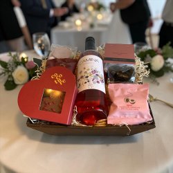 Gavekurv med Camina ros� og hjertechokolade