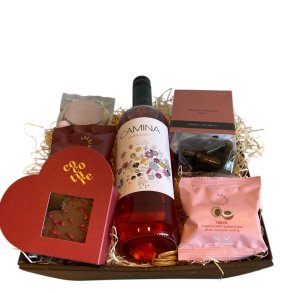 Gavekurv med Camina ros� og hjertechokolade