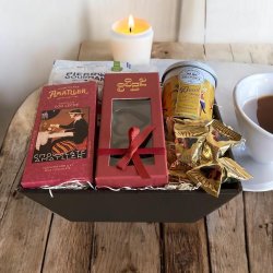 En lkker gavekurv med kaffe og chokolade  perfekt til enhver lejlighed