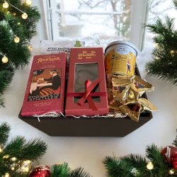 En lkker gavekurv med kaffe og chokolade  perfekt til enhver lejlighed