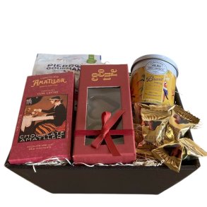 En lkker gavekurv med kaffe og chokolade  perfekt til enhver lejlighed
