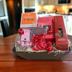 Gavekurv med Lady Joseph cookies og chokoladehjerter