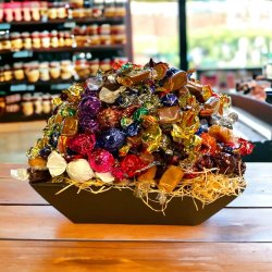 Dele gavekurv med karameller, chokolade og bolsjer