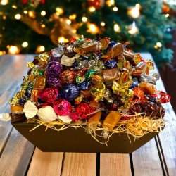 Dele gavekurv med karameller, chokolade og bolsjer