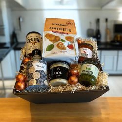 Gavekurv fyldt med lkre delikatesser