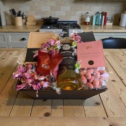 Gavekurv med Spansk hvidvin, chokolade og lakrids