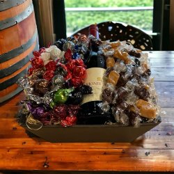 Gavekurv med mousserende r�dvin, chokolade og karameller