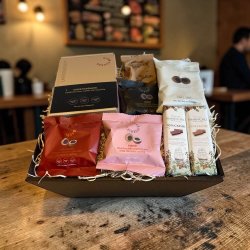 Gavekurv fyldt med et udvalg af gourmetlakrids og chokolade fra Lakridseriet