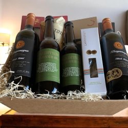 Stor gavekurv med dansk l, italiensk vin, chokolade og slik