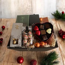 Gavekurv til jul med chokoladehjerte og guldmandler