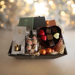 Gavekurv til jul med chokoladehjerte og guldmandler