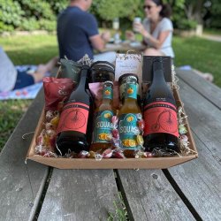 Stor gavekurv med Spansk vin, sodavand og l�kkerier