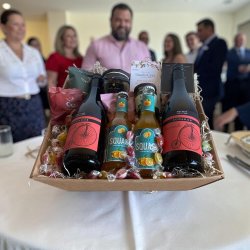 Stor gavekurv med Spansk vin, sodavand og l�kkerier