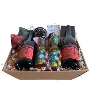 Stor gavekurv med Spansk vin, sodavand og l�kkerier