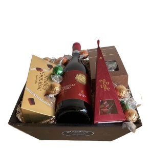 Gavekurv til jul med Valpolicella vin og juletr� m/slikmix: Flot og indbydende julekurv i flettet m�rkt tr�, sp�kket med en italiensk flaske r�dvin, guld�sker og dekorative juletr�s�sker.
