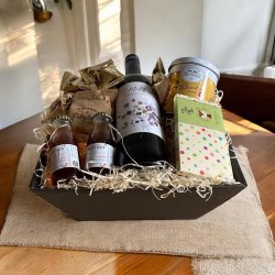 Gavekurv med vin og dessertvin i miniflasker