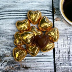 Chokolade gave - gavepakke med chokolade hjerter i guld - 250g.