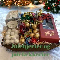 Jule gavekurv med marcipanhjerter og snowballs