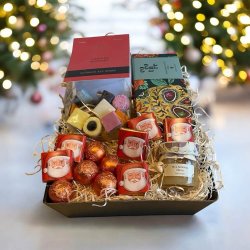 Lille julegavekurv med julechokolade, konfekt og honning  den sdeste julehilsen