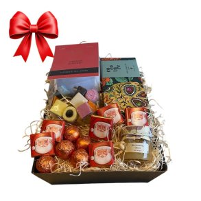 Lille julegavekurv med julechokolade, konfekt og honning  den sdeste julehilsen