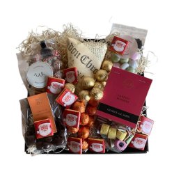 Jule gavekurv med chokoladekugler og konfekt