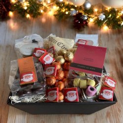 Jule gavekurv med chokoladekugler og konfekt