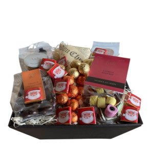 Jule gavekurv med chokoladekugler og konfekt