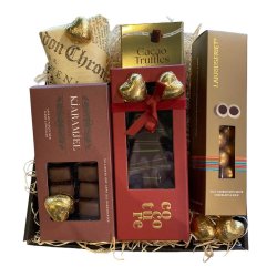 Send en julehilsen gavekurv med marcipan juletr og karameller